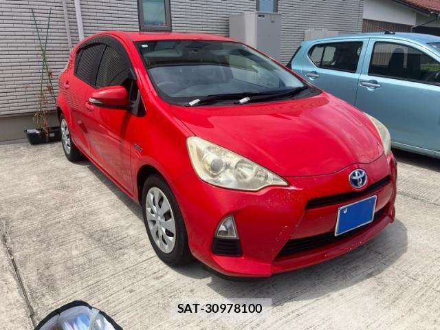 Toyota AQUA 2013-02 8371435-1