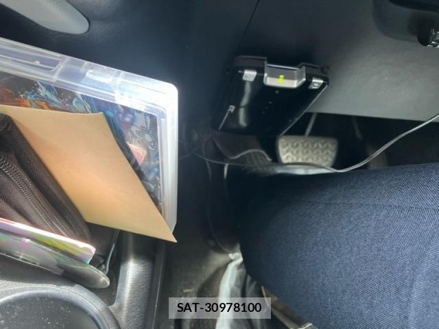 Toyota AQUA 2013-02 8371435-22