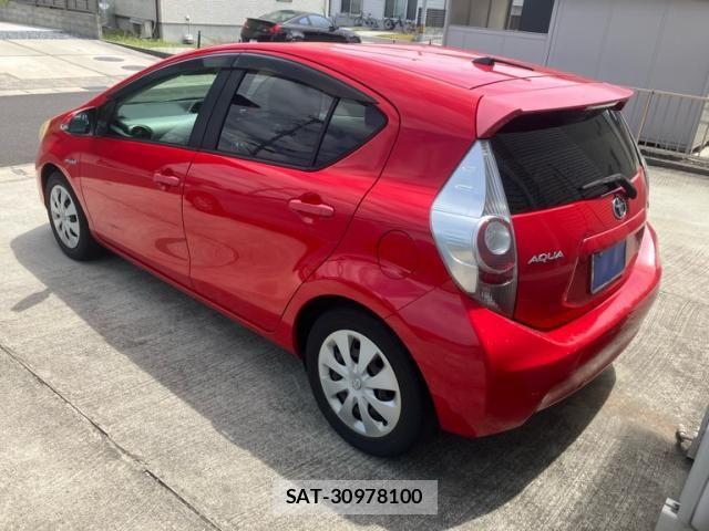 Toyota AQUA 2013-02 8371435-6