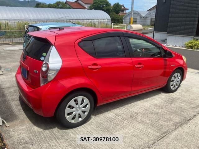 Toyota AQUA 2013-02 8371435-7