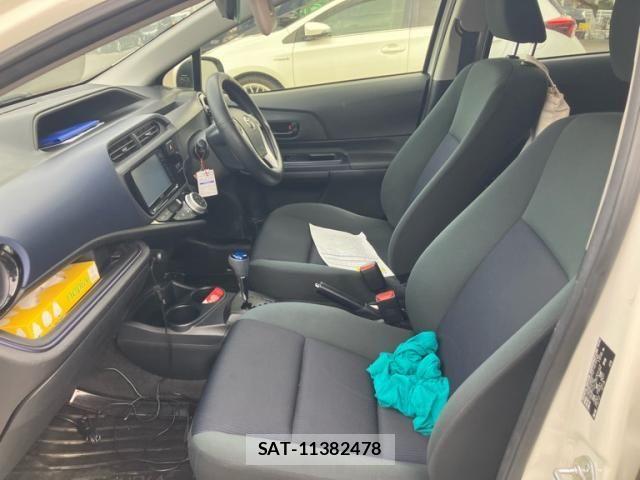 Toyota AQUA 2017-02 8411197-13