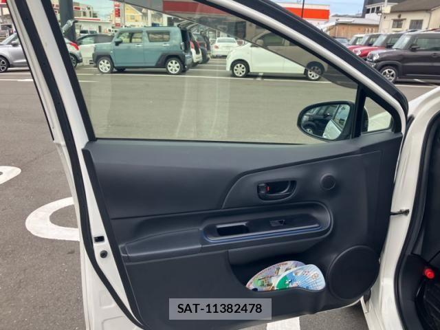 Toyota AQUA 2017-02 8411197-14