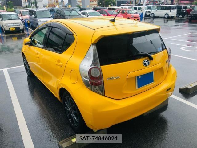 Toyota AQUA 2012-02 8411229-3