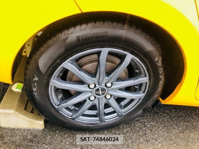 Toyota AQUA 2012-02 8411229-5