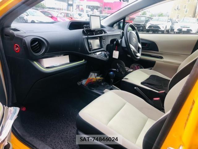 Toyota AQUA 2012-02 8411229-6