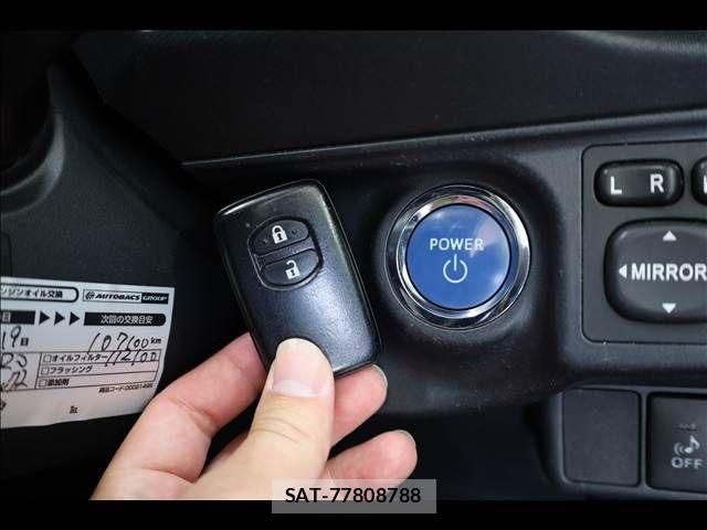 Toyota AQUA 2012-07 8411206-3