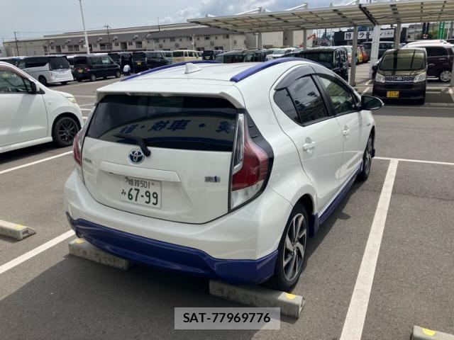 Toyota AQUA 2015-02 8411216-1