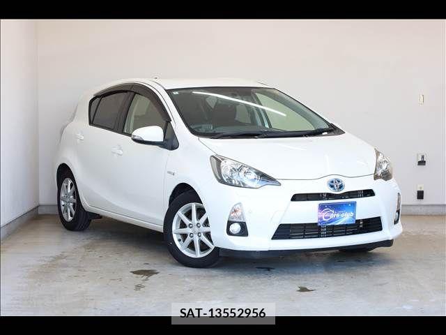 Toyota AQUA 2012-02 8411204-1
