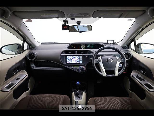Toyota AQUA 2012-02 8411204-2