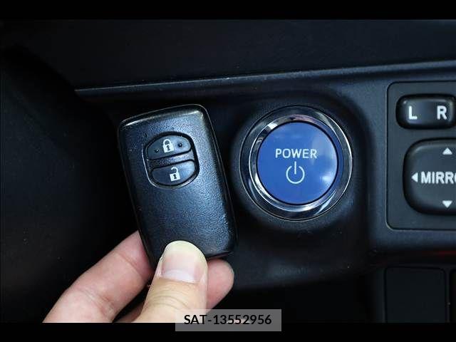 Toyota AQUA 2012-02 8411204-3