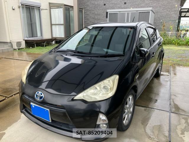 Toyota AQUA 2012-05 8411228-1