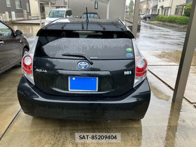 Toyota AQUA 2012-05 8411228-7
