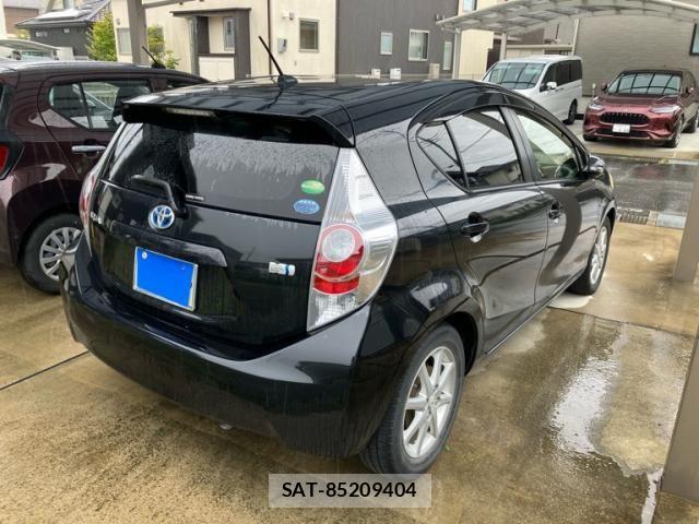 Toyota AQUA 2012-05 8411228-8