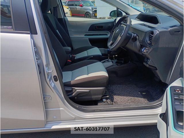 Toyota AQUA 2017-02 8411200-1