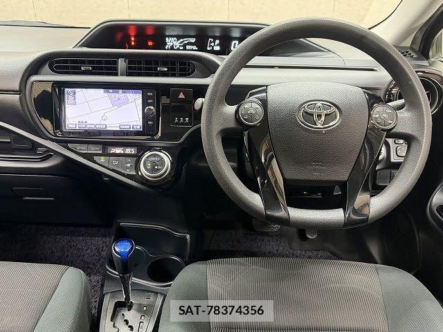 Toyota AQUA 2016-12 8411198-1
