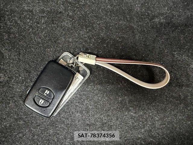 Toyota AQUA 2016-12 8411198-19