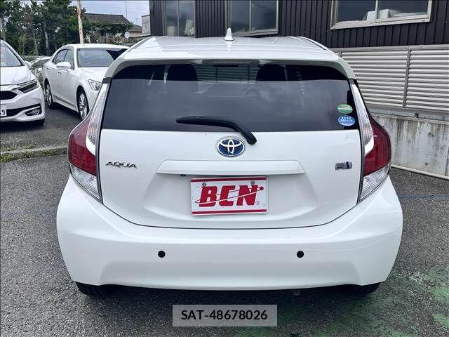 Toyota AQUA 2015-10 8411195-3