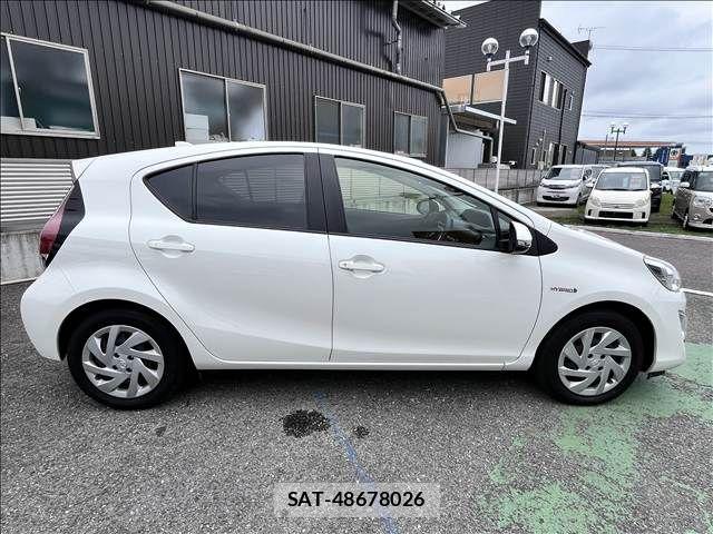 Toyota AQUA 2015-10 8411195-5