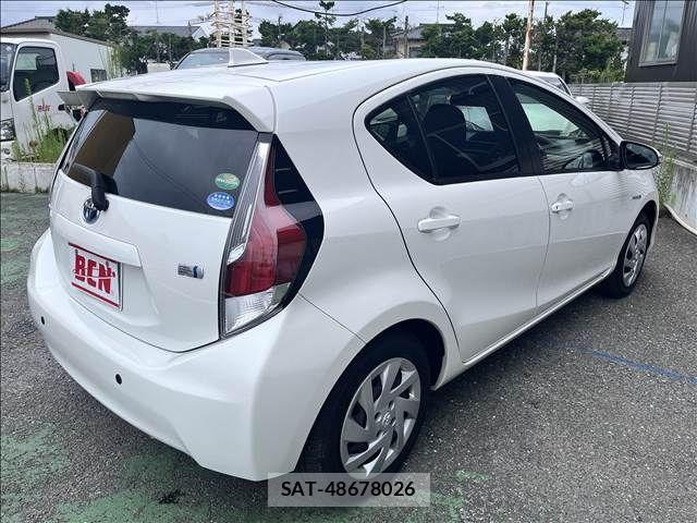 Toyota AQUA 2015-10 8411195-7