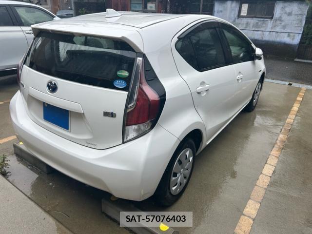 Toyota AQUA 2016-03 8411211-2