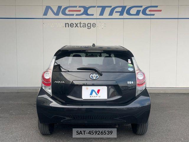 Toyota AQUA 2013-01 8437932-15