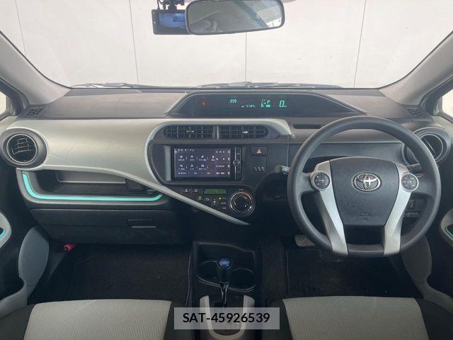 Toyota AQUA 2013-01 8437932-1