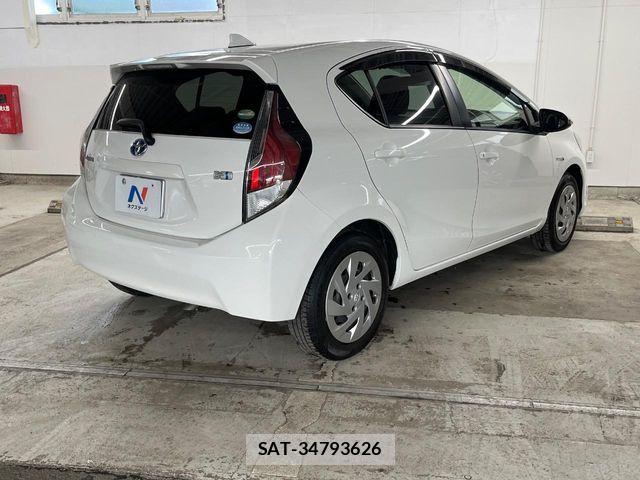 Toyota AQUA 2015-12 8457032-16