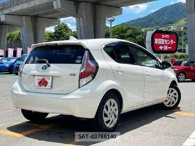 Toyota AQUA 2015-01 8457033-2
