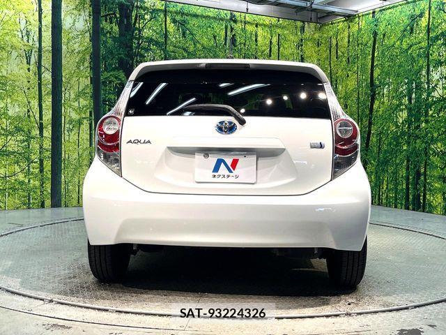 Toyota AQUA 2012-02 8457024-14