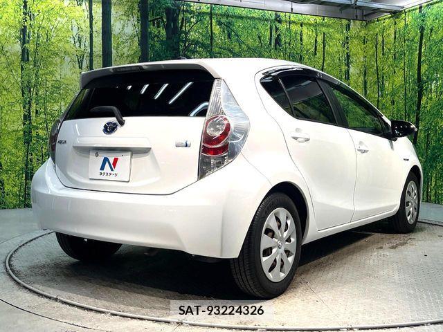 Toyota AQUA 2012-02 8457024-16