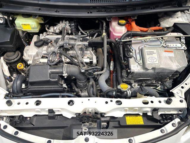 Toyota AQUA 2012-02 8457024-17