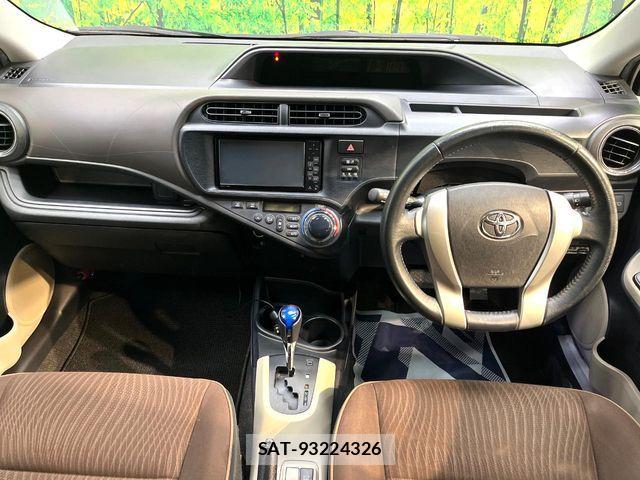Toyota AQUA 2012-02 8457024-1