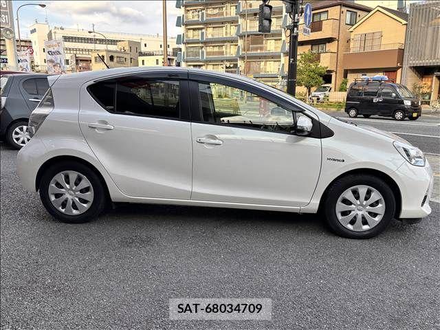 Toyota AQUA 2013-10 8523525-10