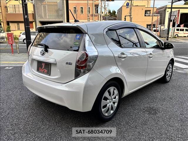 Toyota AQUA 2013-10 8523525-11