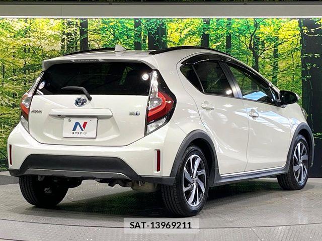 Toyota AQUA 2017-09 8523501-16