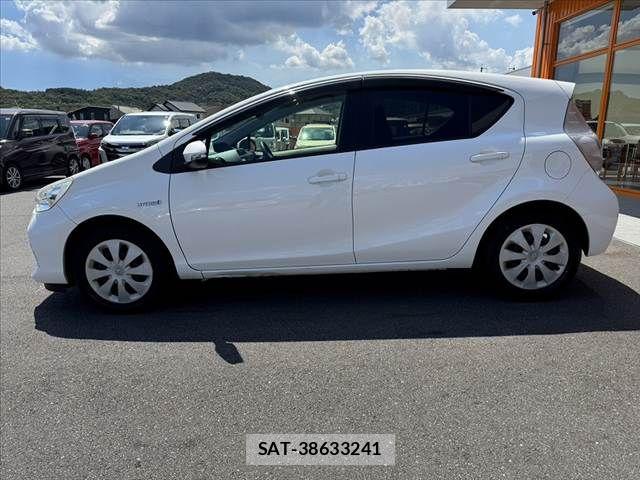 Toyota AQUA 2014-03 8523551-11