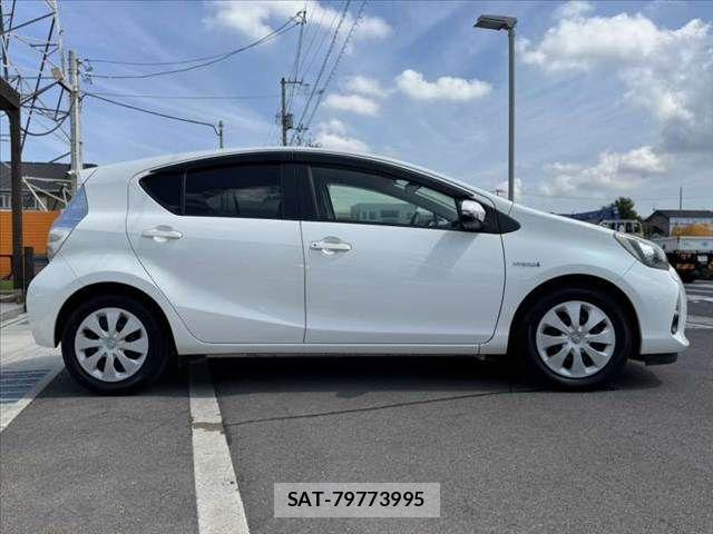 Toyota AQUA 2013-06 8523540-11