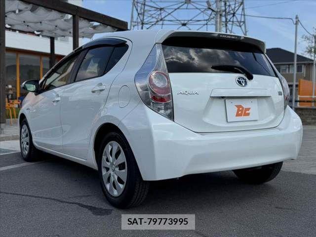 Toyota AQUA 2013-06 8523540-12