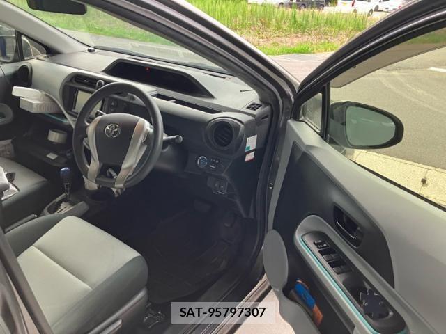 Toyota AQUA 2013-04 8523550-13