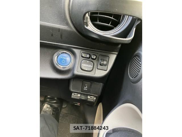 Toyota AQUA 2013-08 8561146-15