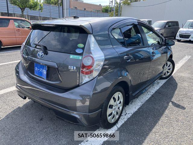 Toyota AQUA 2016-01 8561141-2