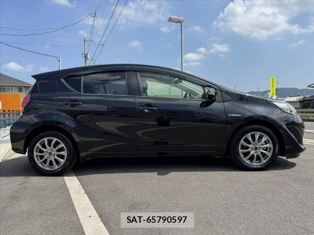 Toyota AQUA 2017-12 8561120-11