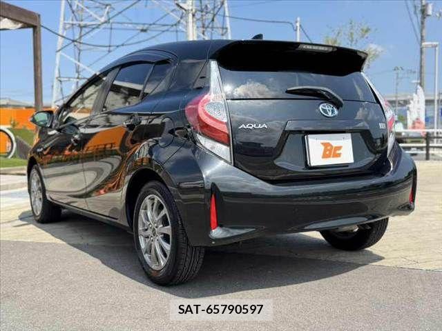 Toyota AQUA 2017-12 8561120-12