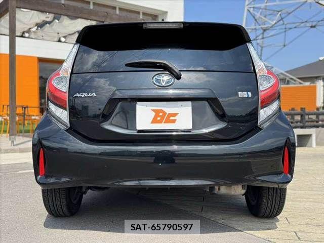 Toyota AQUA 2017-12 8561120-13