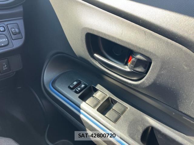 Toyota AQUA 2013-09 8561142-11