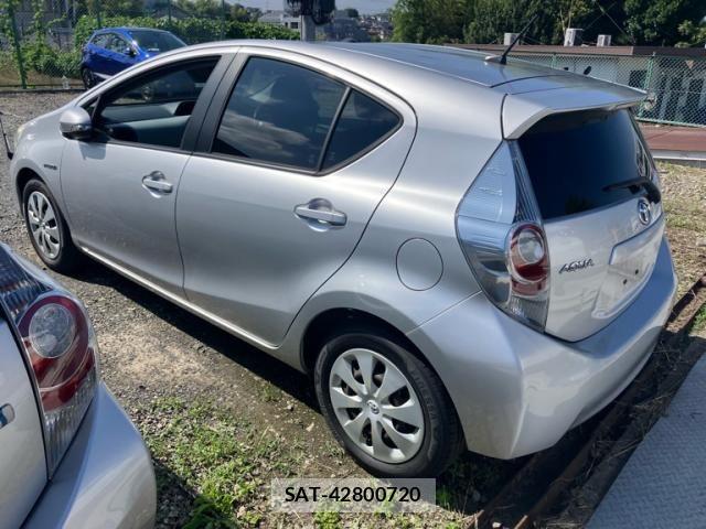 Toyota AQUA 2013-09 8561142-2