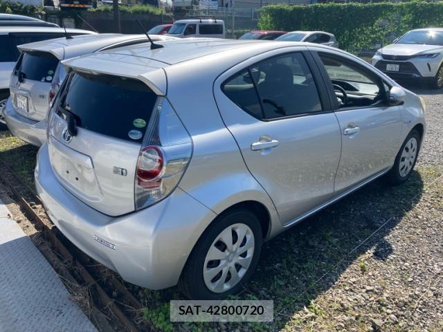 Toyota AQUA 2013-09 8561142-3