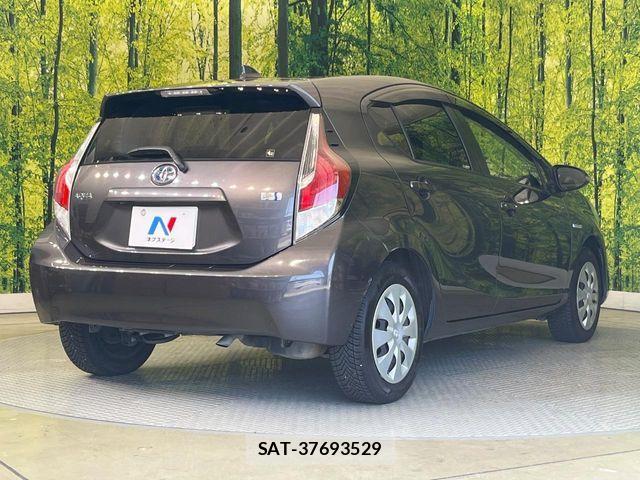 Toyota AQUA 2016-04 8561131-16