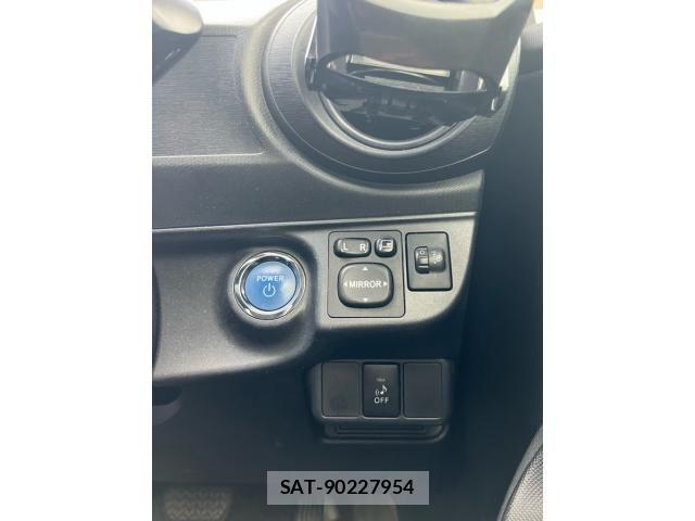 Toyota AQUA 2013-11 8561151-17