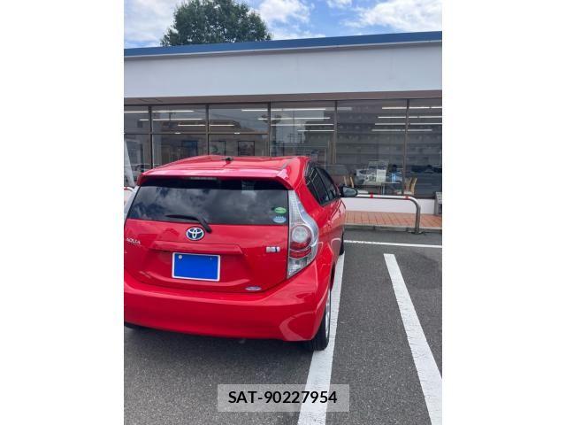 Toyota AQUA 2013-11 8561151-5